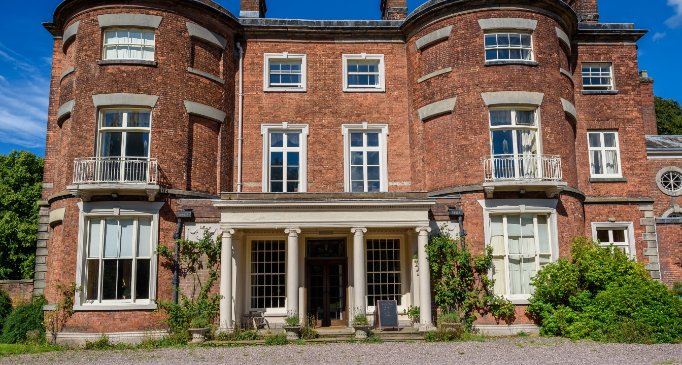 elevate-home-insurance-listed-building-hotel A luxury building that has been listed for sale